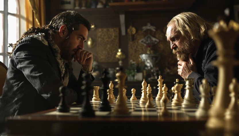 Deux hommes concentrés lors d'une intense partie d'échecs