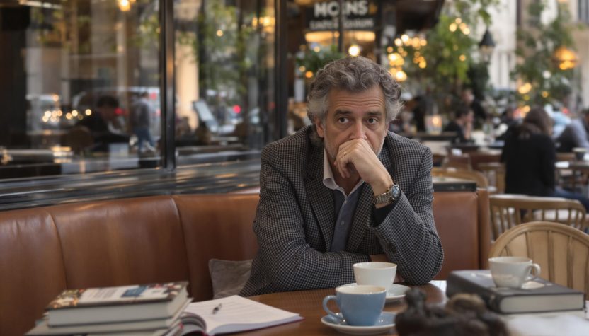 Un homme dans un café, plongé dans ses pensées.