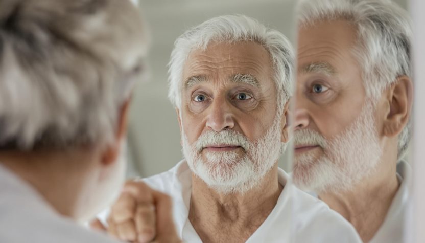 Un homme âgé dans le miroir