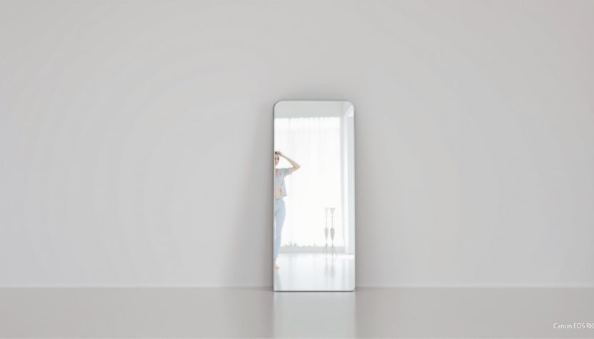 Reflet d'une femme dans le miroir